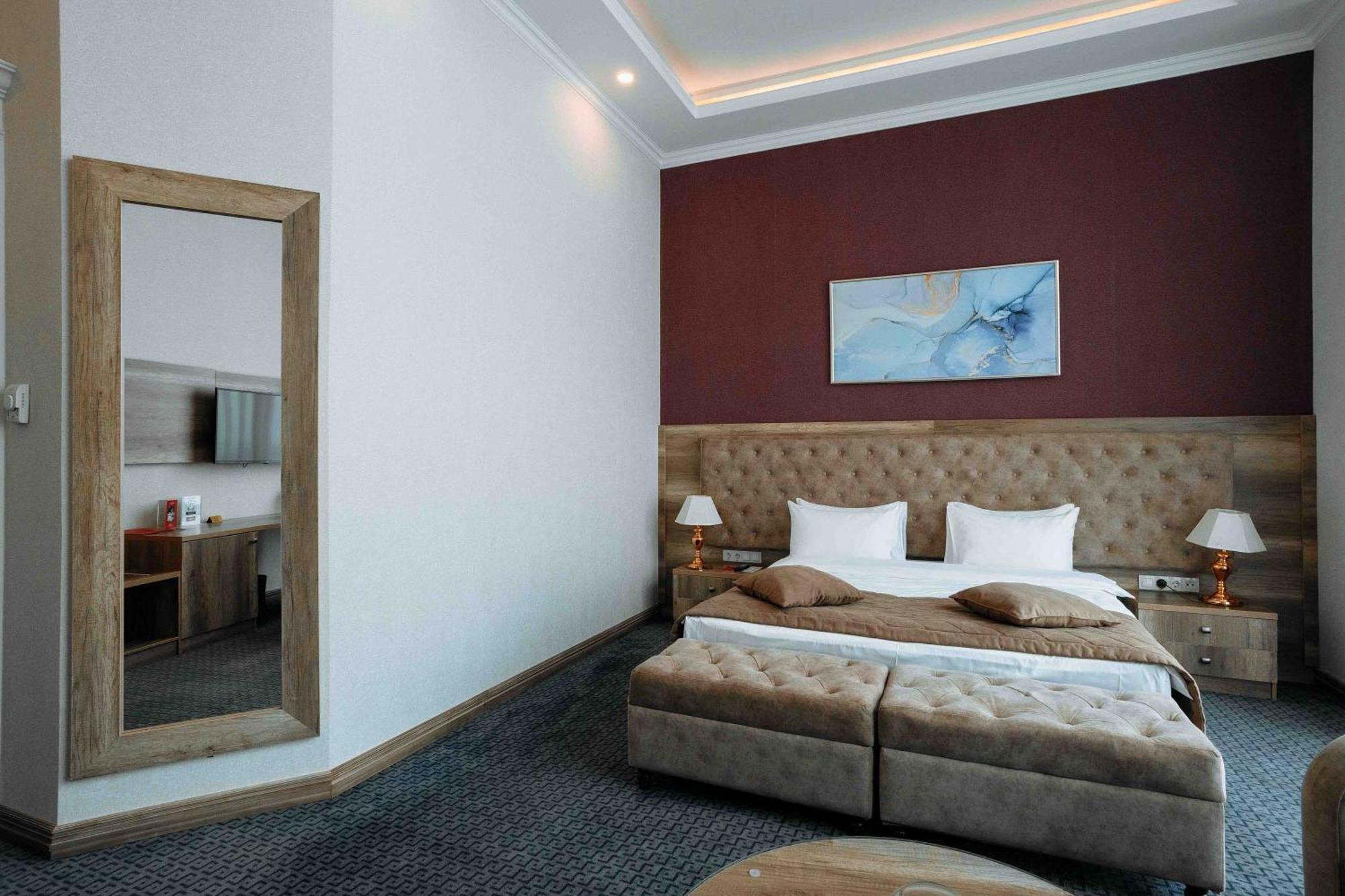 Ramada By Wyndham Shymkent Hotel Eksteriør billede