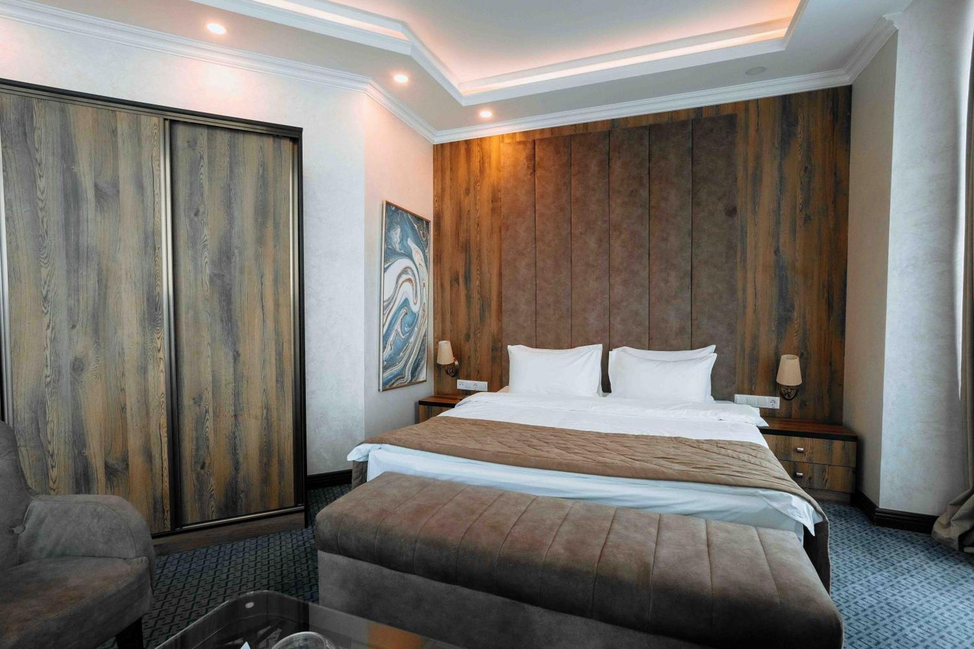 Ramada By Wyndham Shymkent Hotel Eksteriør billede