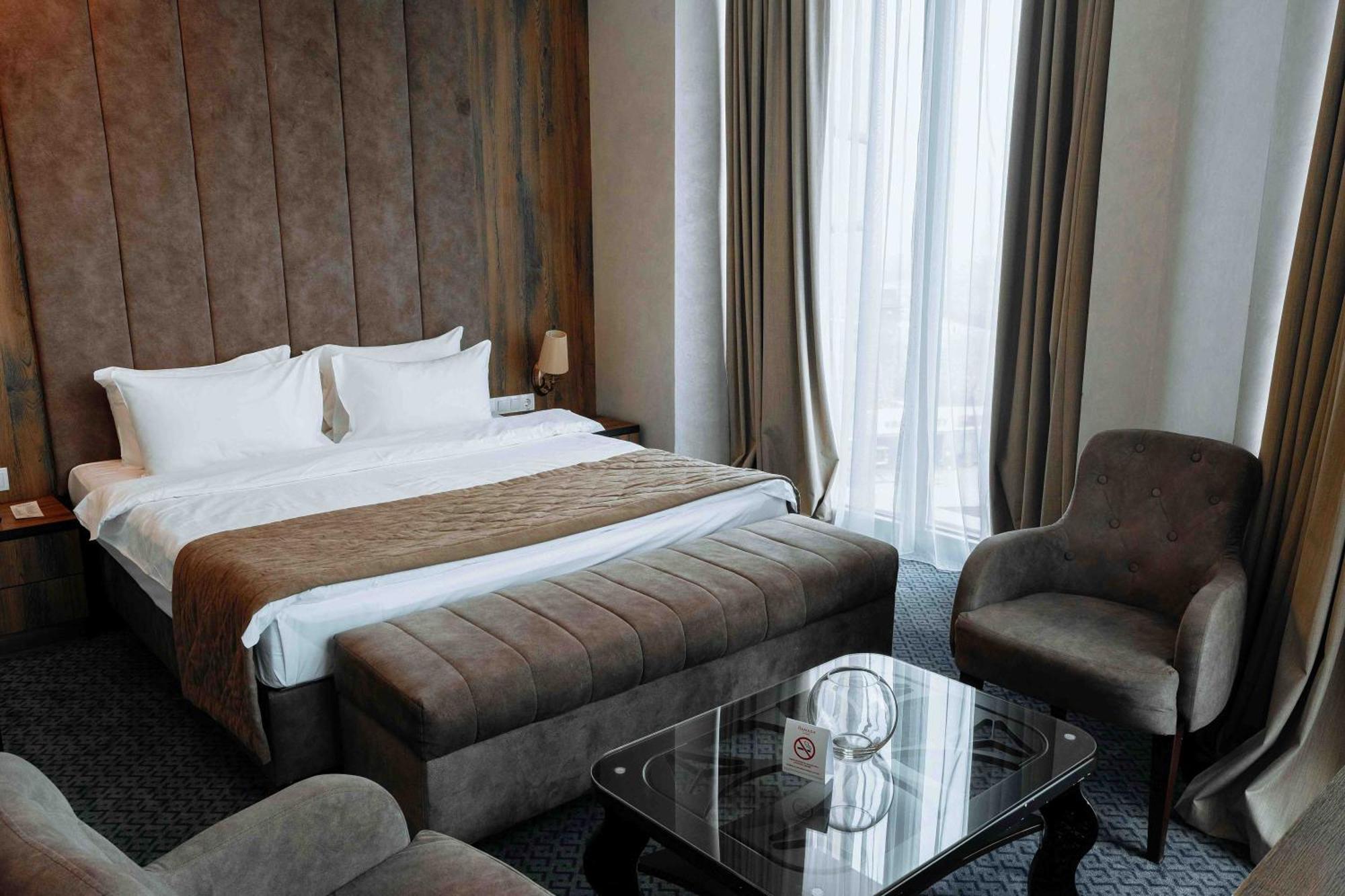 Ramada By Wyndham Shymkent Hotel Eksteriør billede