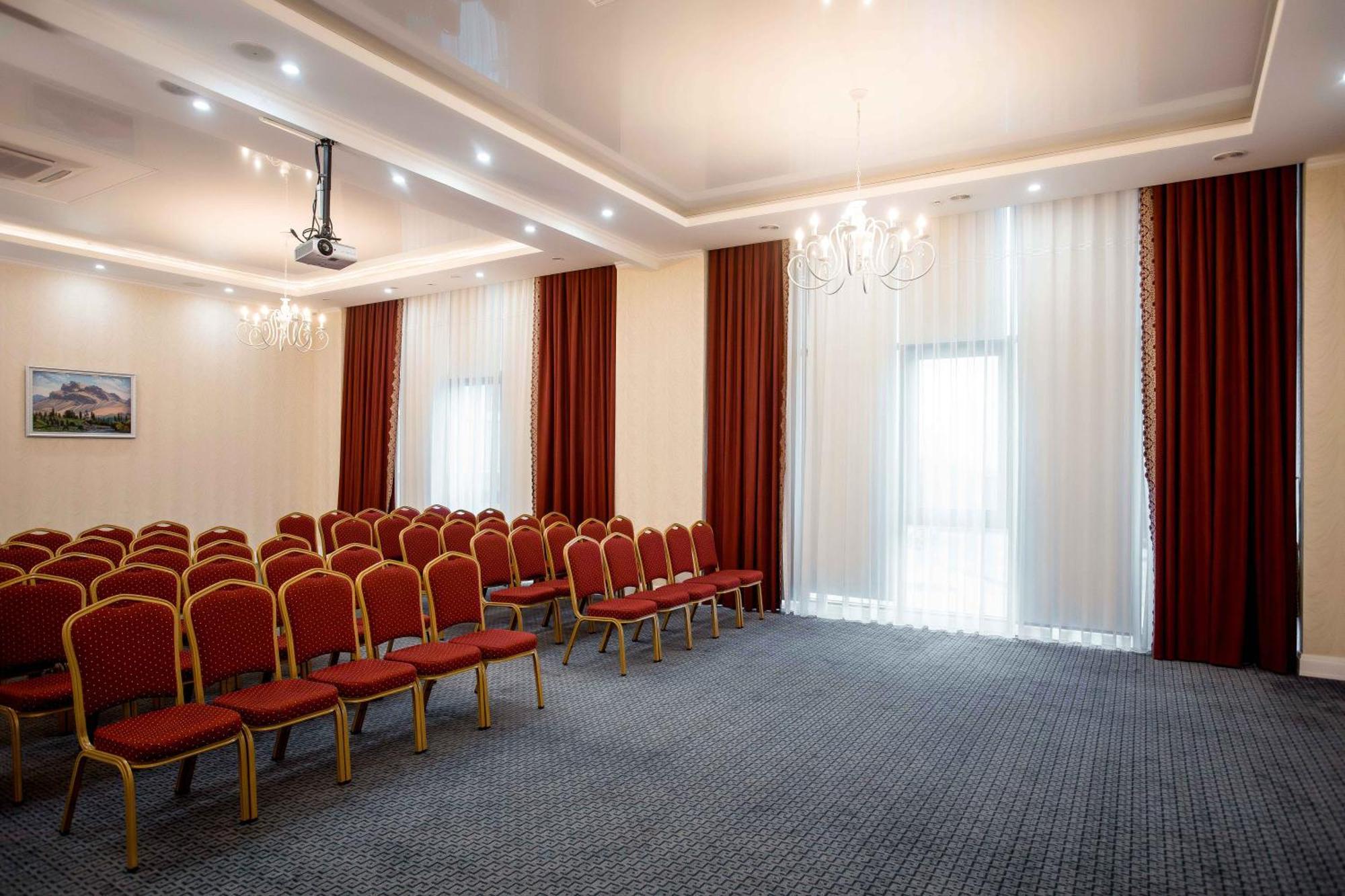 Ramada By Wyndham Shymkent Hotel Eksteriør billede