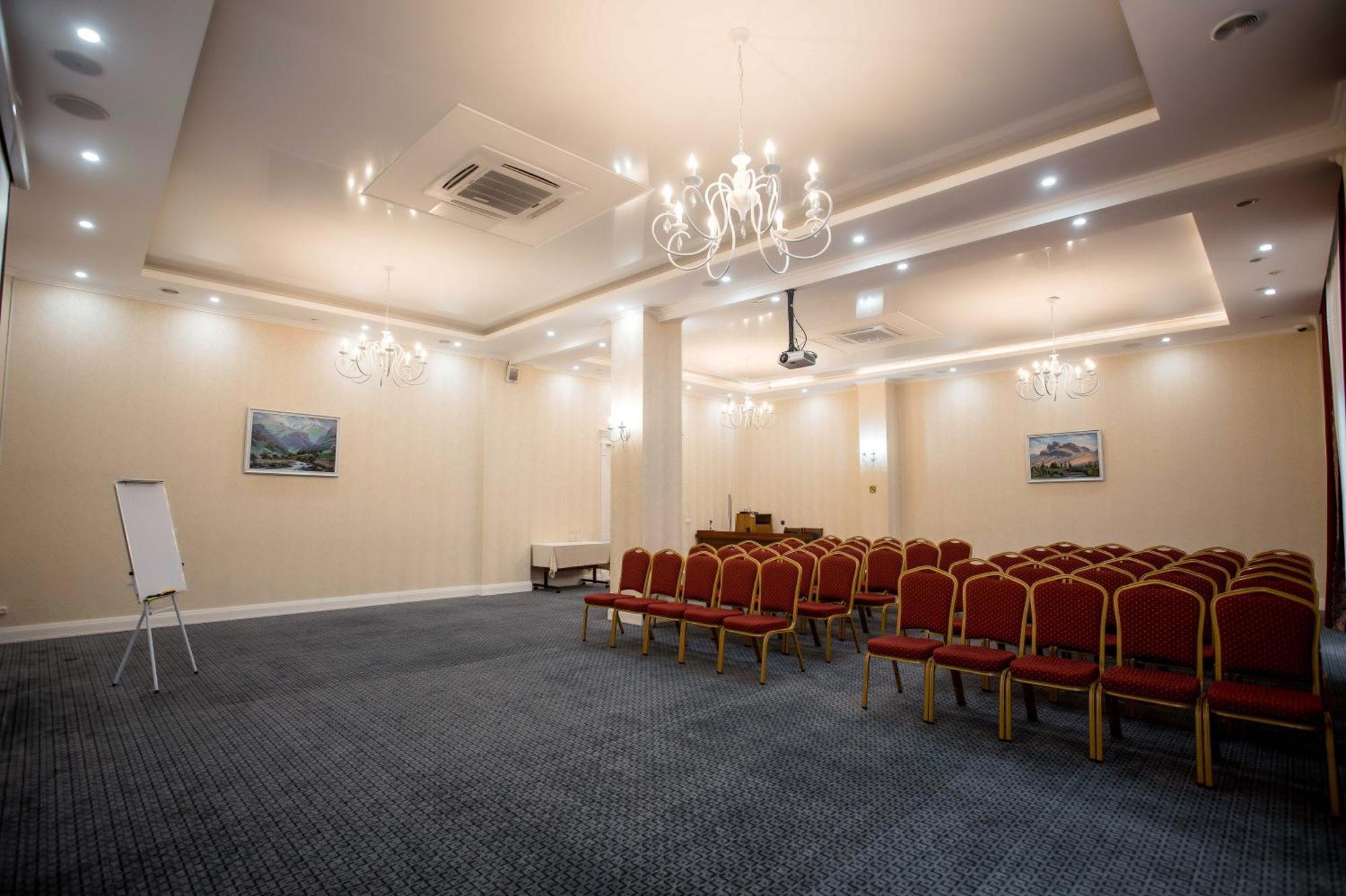 Ramada By Wyndham Shymkent Hotel Eksteriør billede