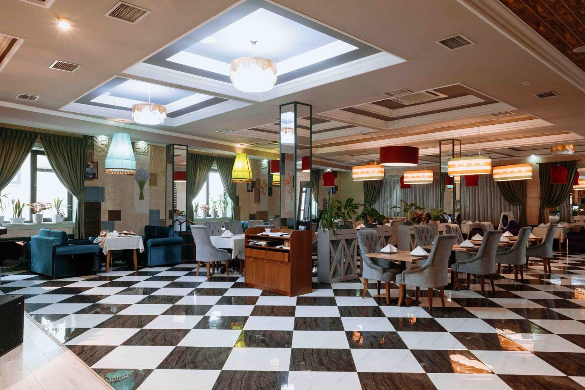 Ramada By Wyndham Shymkent Hotel Eksteriør billede
