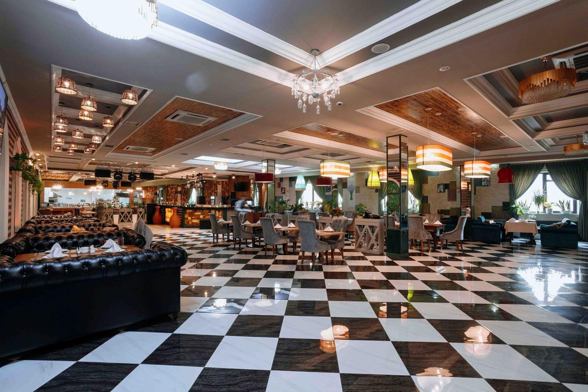 Ramada By Wyndham Shymkent Hotel Eksteriør billede