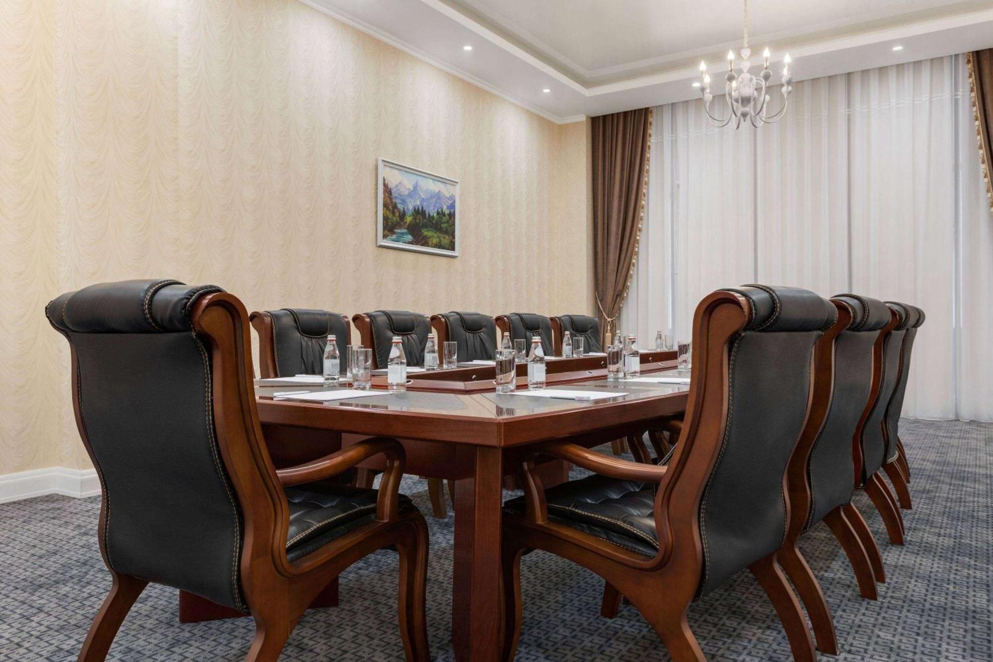 Ramada By Wyndham Shymkent Hotel Eksteriør billede