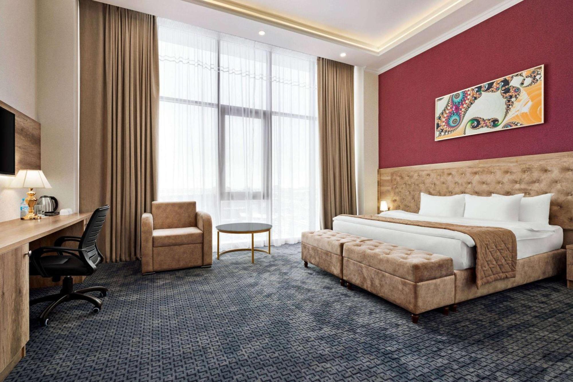 Ramada By Wyndham Shymkent Hotel Eksteriør billede