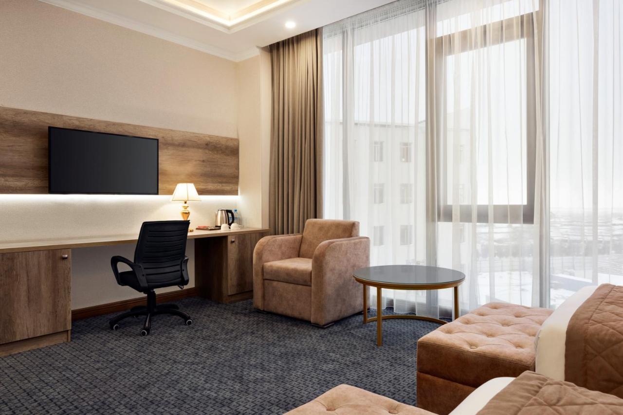 Ramada By Wyndham Shymkent Hotel Eksteriør billede